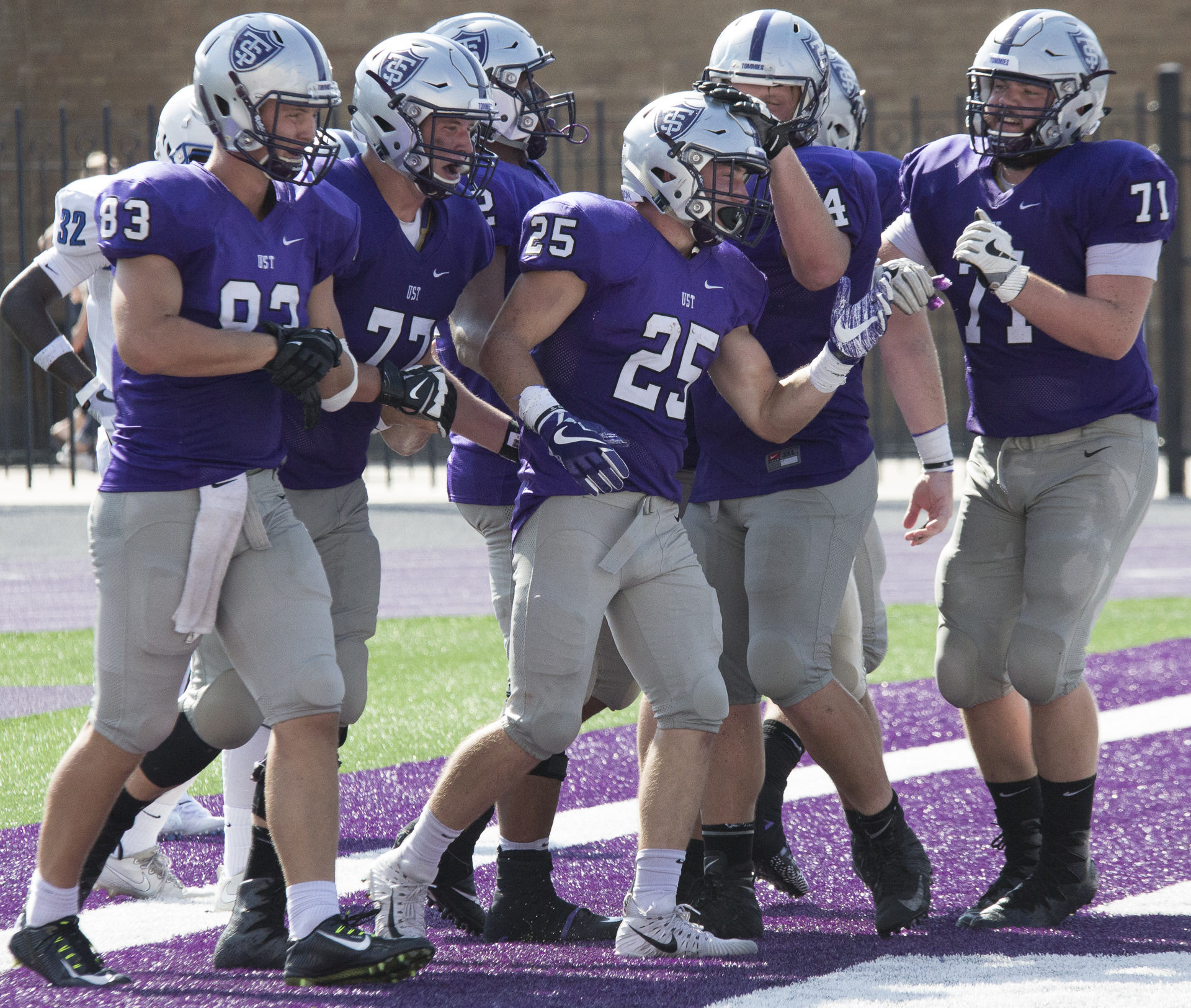 Football leads UW EauClaire at halftime 350 TommieMedia