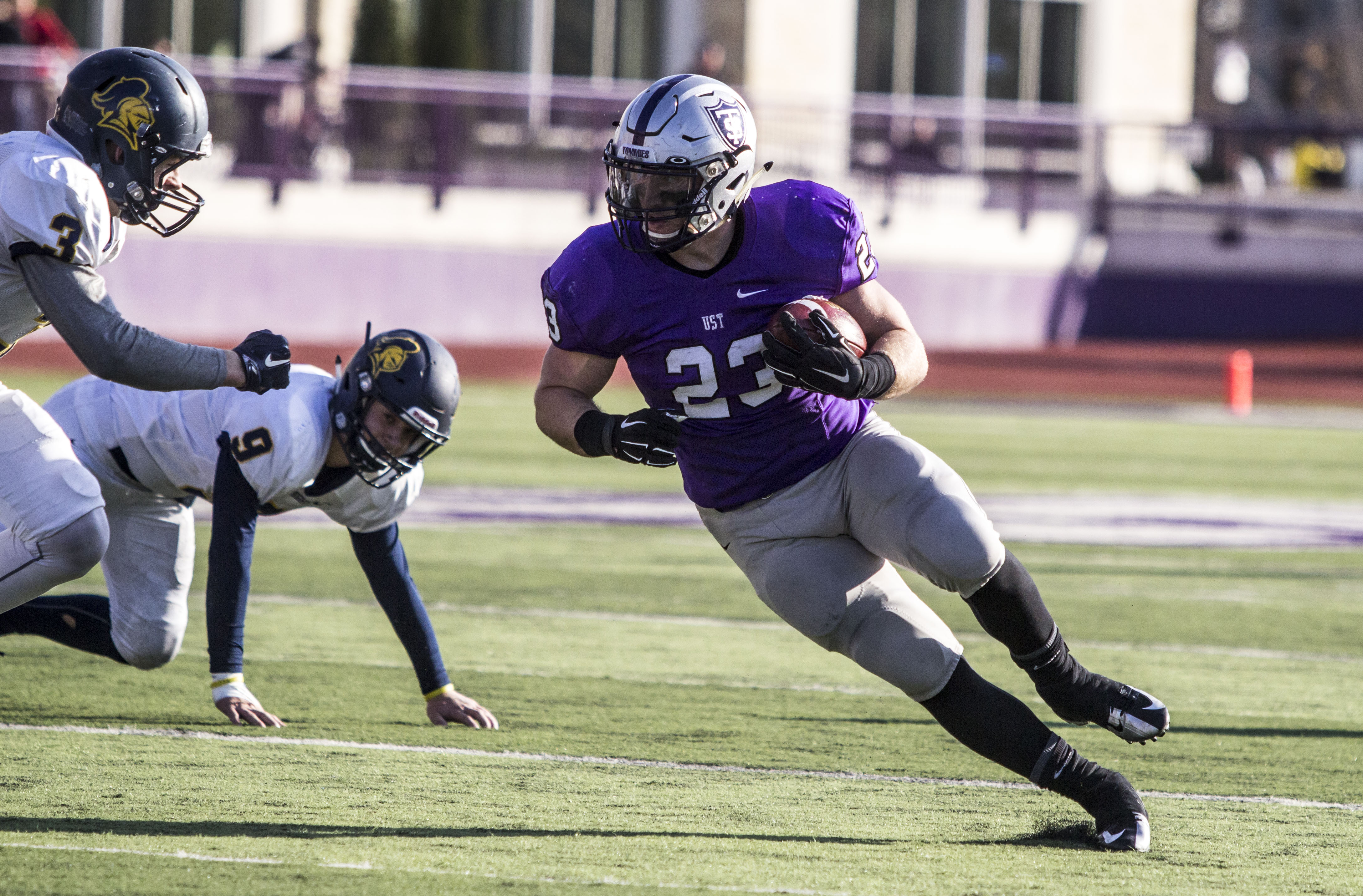 151107_FOOTBALL_CARLETON